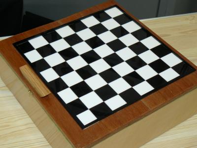 picture of Chessboard and box